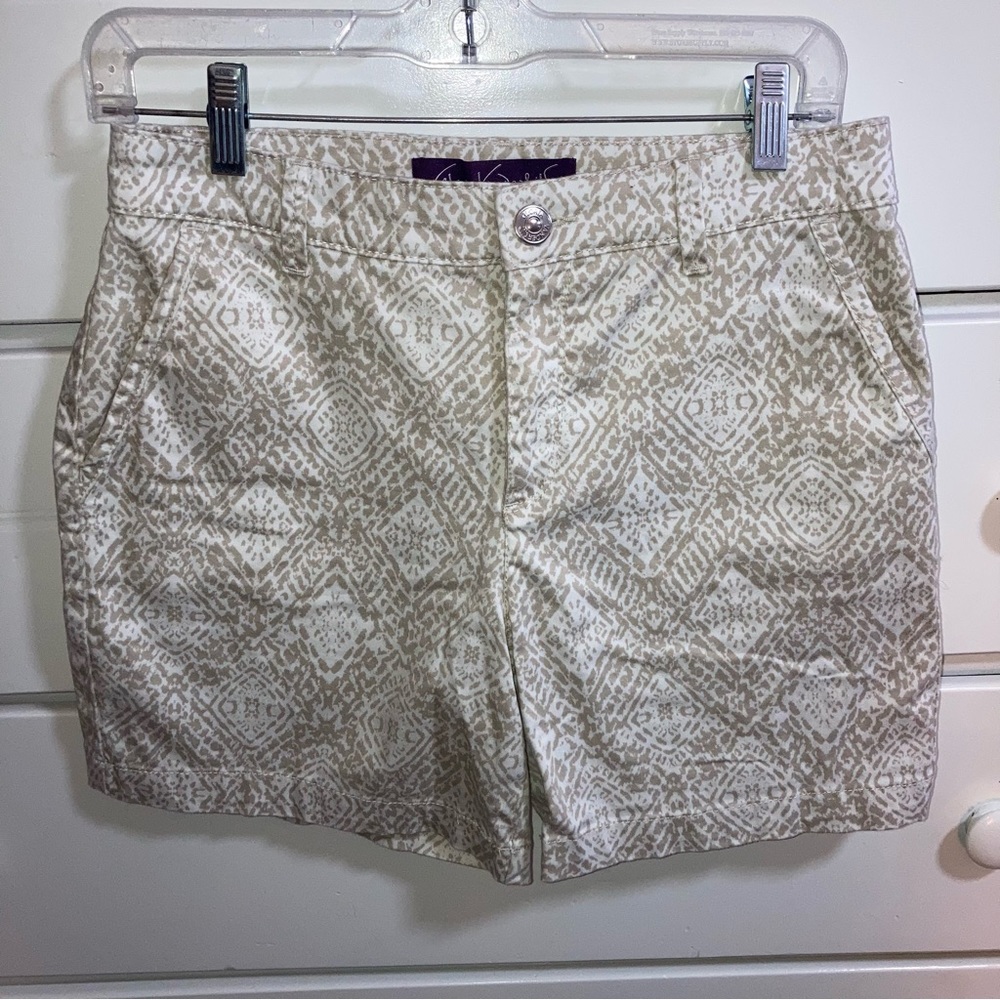 Gloria Vanderbilt Shorts Cream/white size 6.